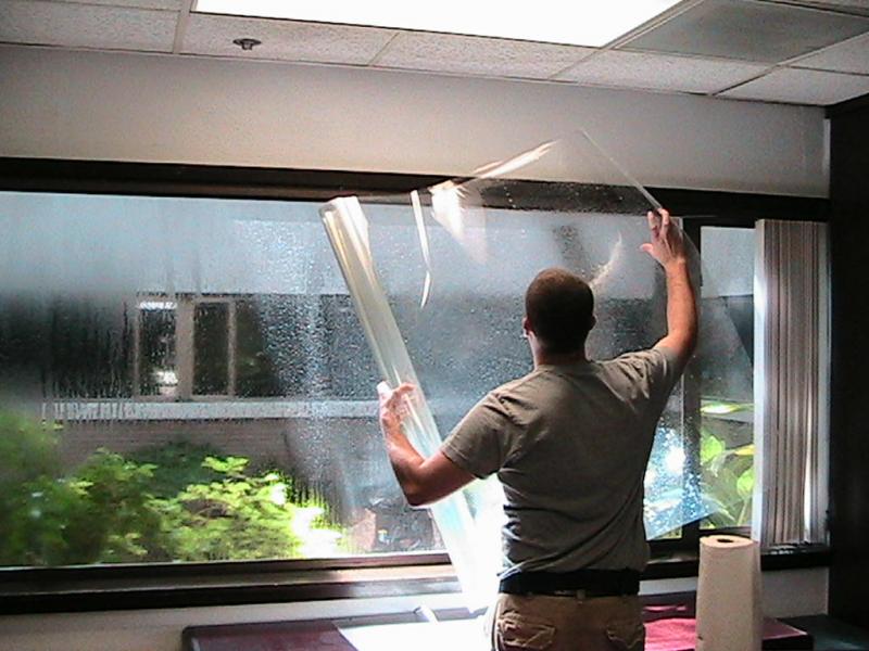 Как правильно клеить солнцезащитную пленку на стекло окна?